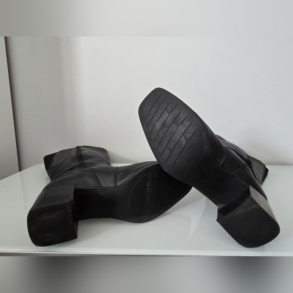 COLLEGE leather square toe block heel boots. Size 9 - Picture 9 of 12